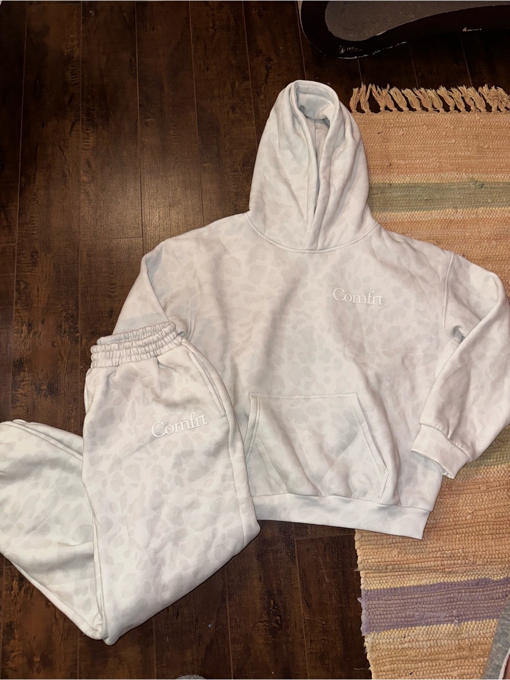 Comfrt Adult small/Kids XL Snow Leopard Sweater and Sweatpants set